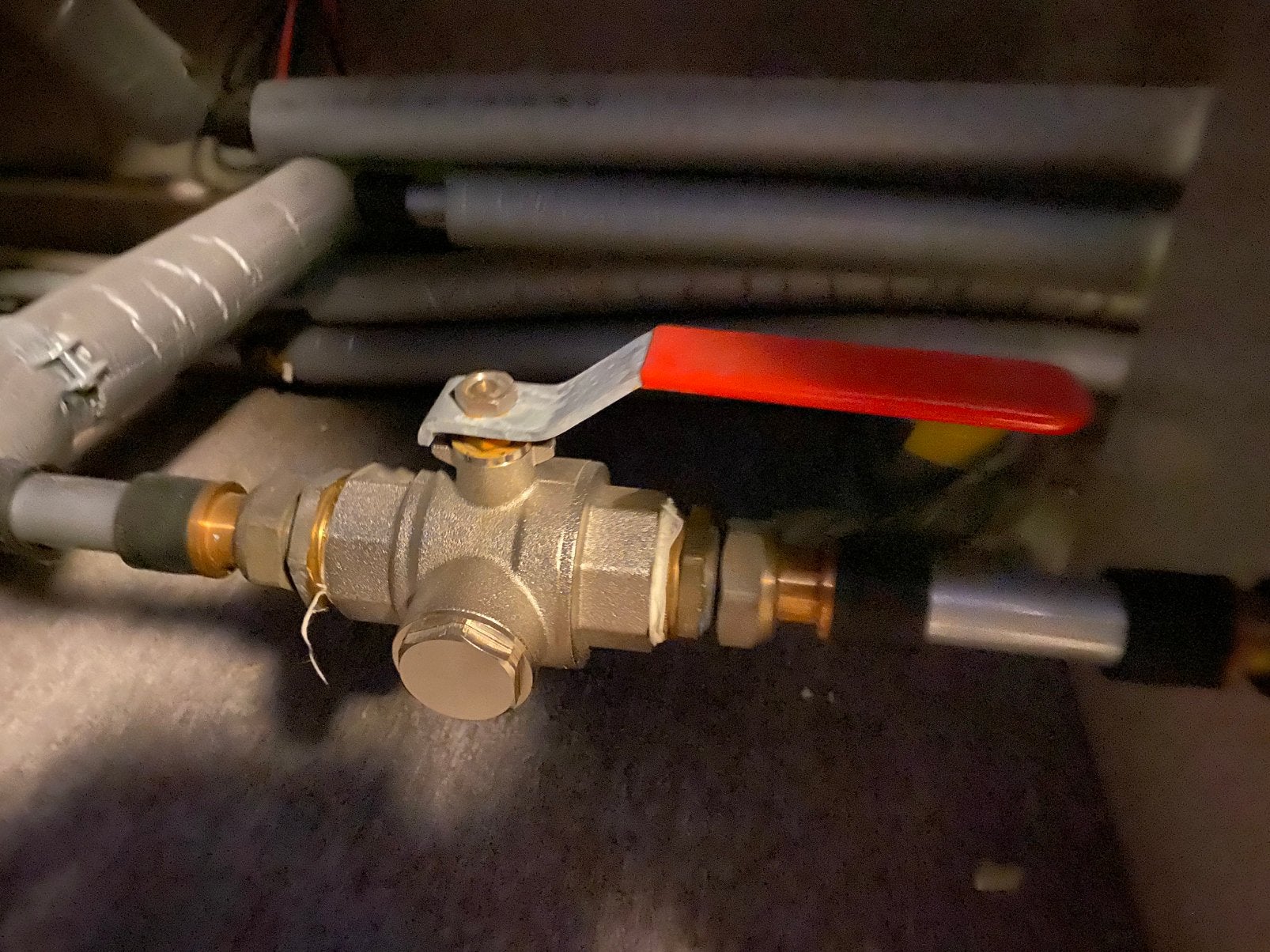 Foto 6 van Fiorini buffervat geintegreerd grundfospomp en kranen