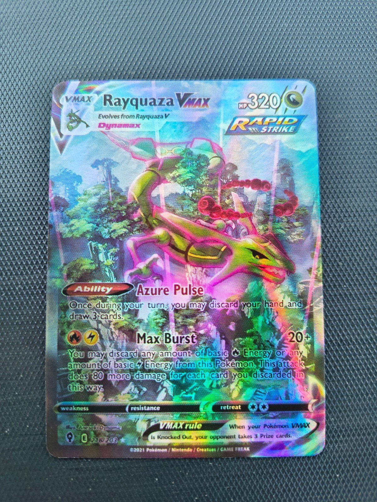 Pokémon TCG: Rayquaza VMAX Rapid Strike (218/203), Hobby en Vrije tijd, Verzamelkaartspellen | Pokémon, Ophalen of Verzenden, Zo goed als nieuw