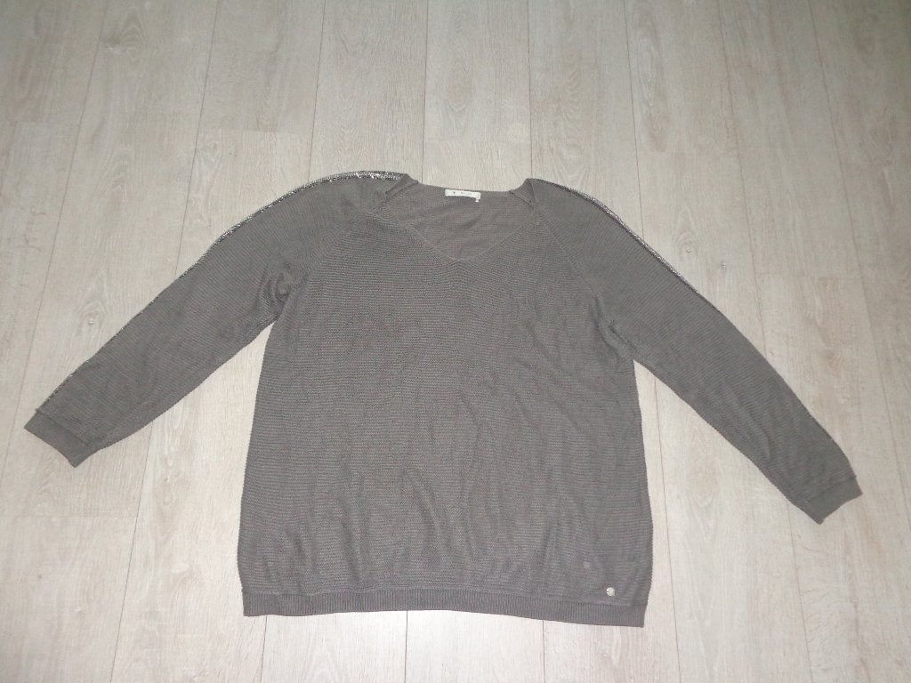 grijze damestrui met glitter op de mouwen van Monari, maat 4, Ophalen of Verzenden, Gedragen, Maat 42/44 (L), Grijs