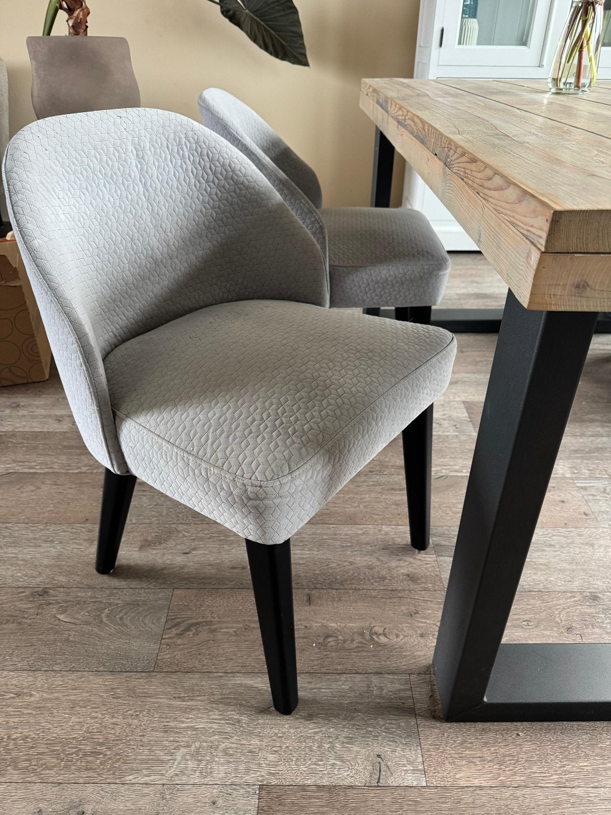 Grijze eetkamerstoelen van MADE met leuk motief, Ophalen, Zo goed als nieuw, 4 tot 6 stoelen