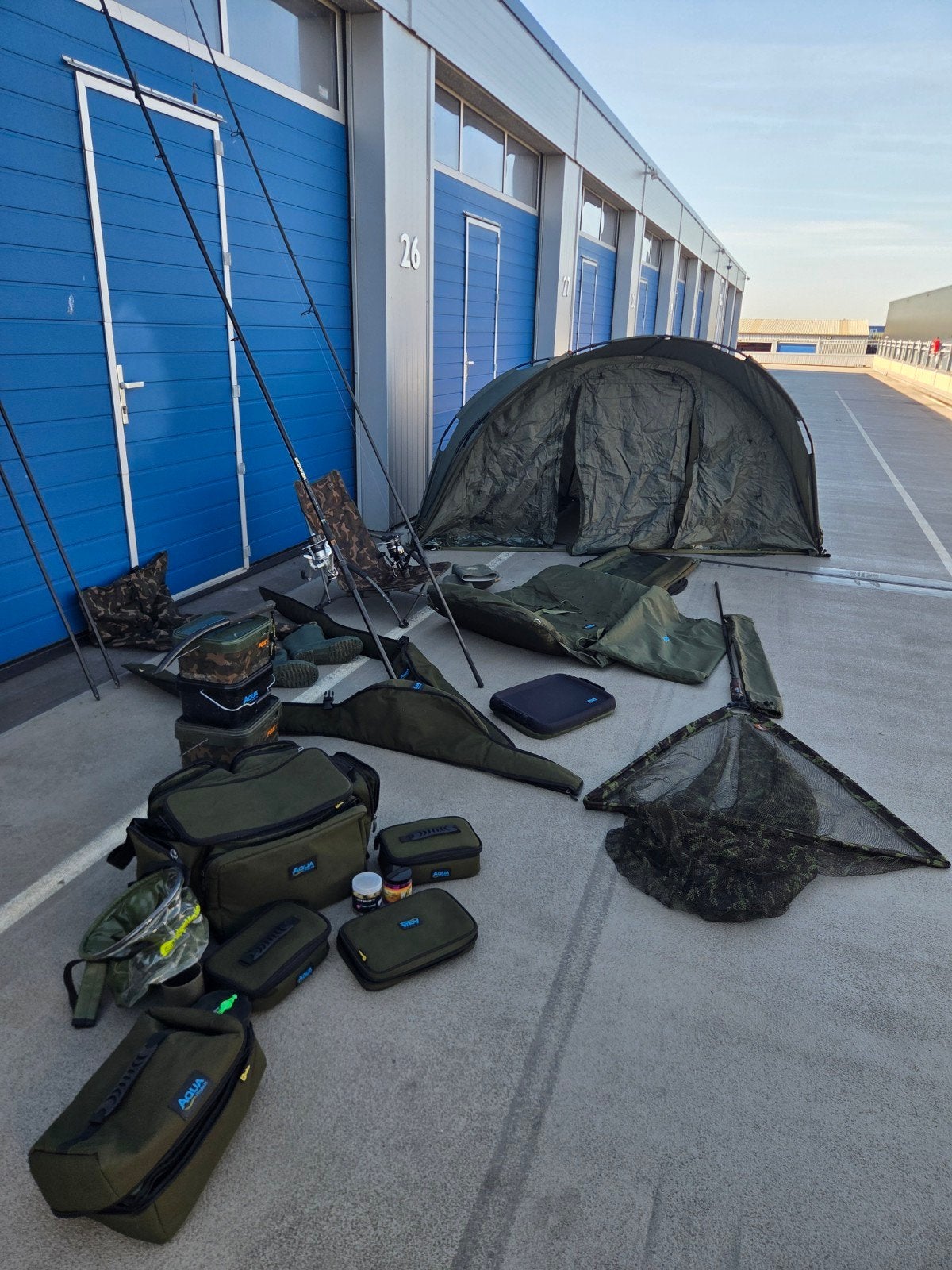Complete karpervisuitrusting: tent, hengels, kleding en meer, Ophalen, Zo goed als nieuw