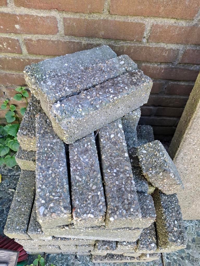 100 Gebruikte grijse stenen klinkers, waalformaat 20x5x6 cm., Tuin en Terras, Tegels en Klinkers, Ophalen, Gebruikt, Minder dan 5 m²