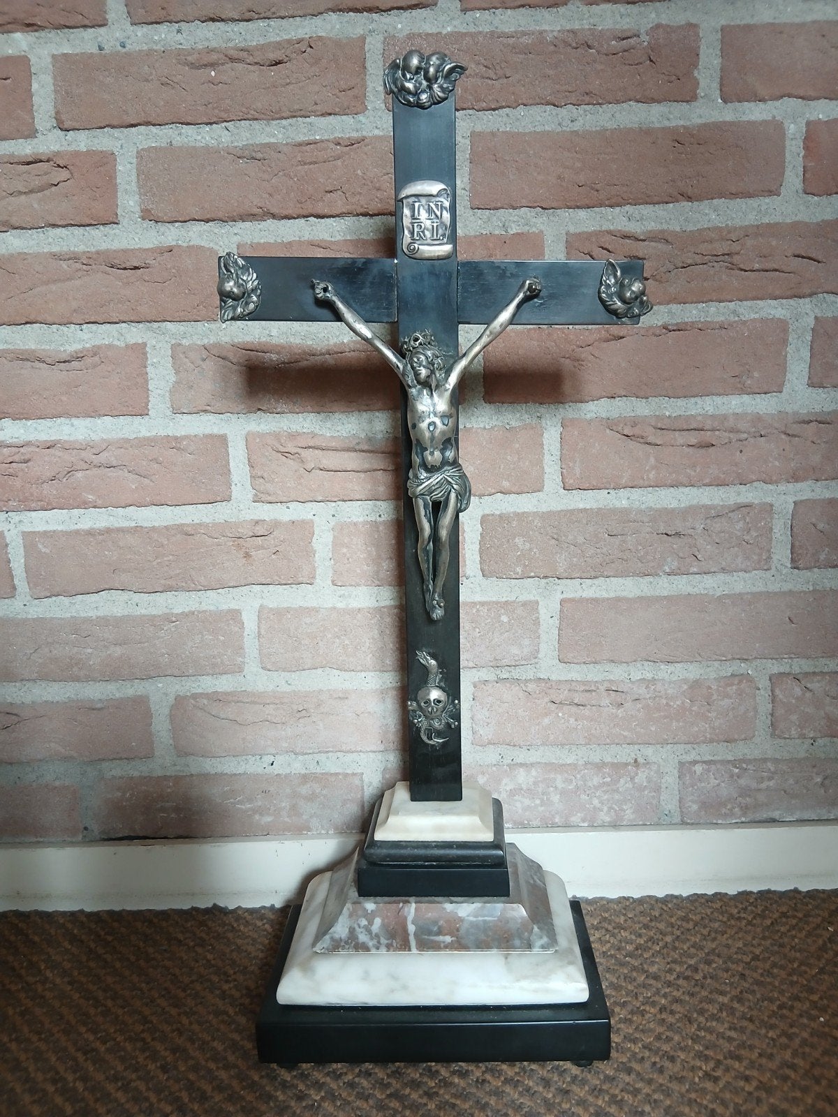 Antiek kruisbeeld met corpus en marmeren voet, Ophalen of Verzenden