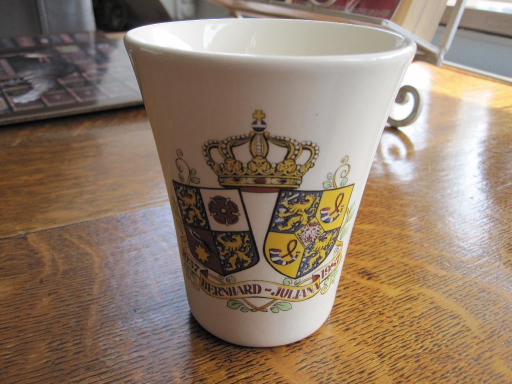 Koningshuis beker 50 jaar huwelijk Juliana/Bernhard., Verzamelen, Ophalen of Verzenden, Zo goed als nieuw, Nederland, Servies