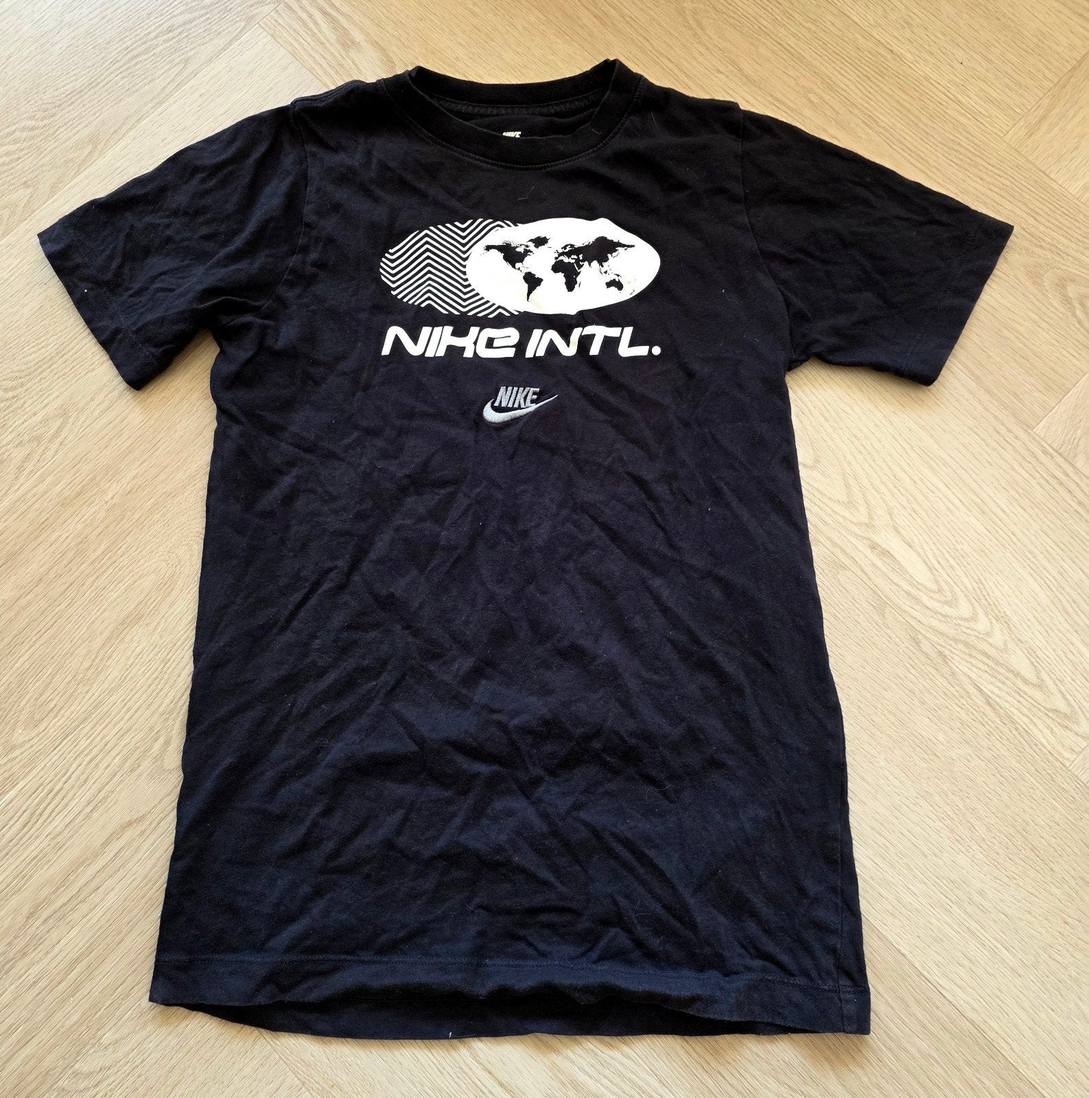 Nike T-shirt Zwart met 'Nike Intl.' print, Ophalen of Verzenden, Zo goed als nieuw, Shirt of Longsleeve, Nike