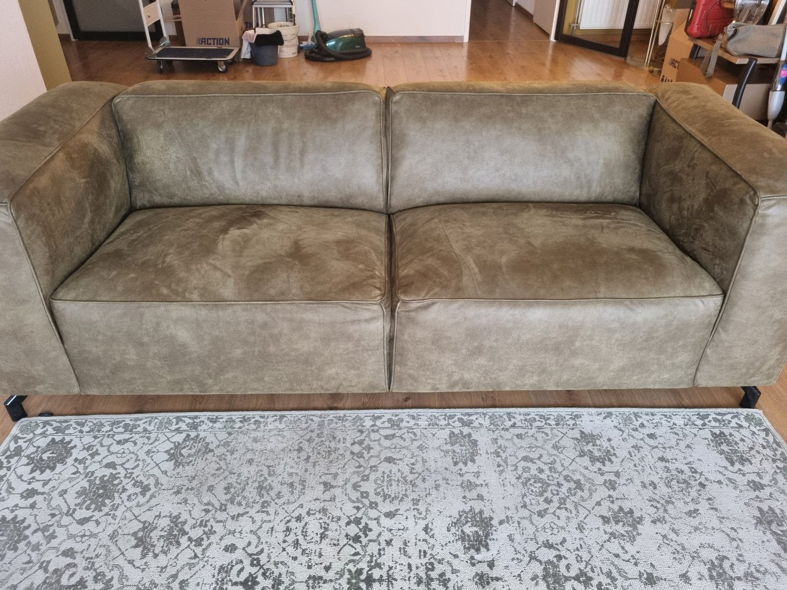 Goossens olijfgroen 230br 2-3 zits zgan + GRATIS vloerkleed, Ophalen, Tweepersoons, Zo goed als nieuw, Rechte bank