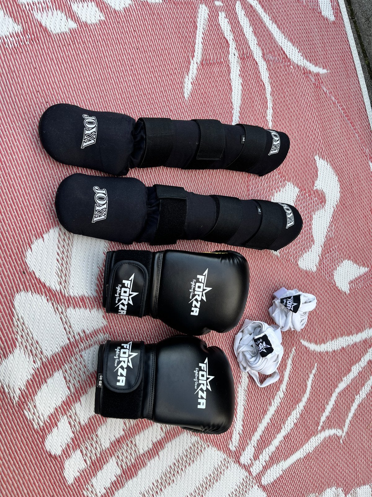 Kickbokset: Bokshandschoenen (08 OZ) en Beenbeschermers (M), Sport en Fitness, Ophalen of Verzenden, Zo goed als nieuw, Boksbeschermers