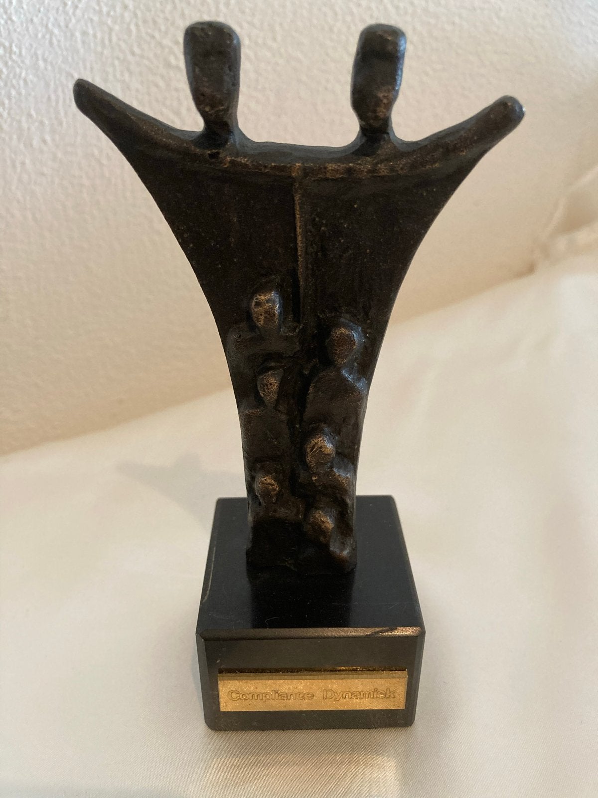 Gesigneerd bronzen sculptuur van Jos Gielen, 14,5 cm, Groep mensen, Minder dan 20 cm, Ophalen of Verzenden, Brons