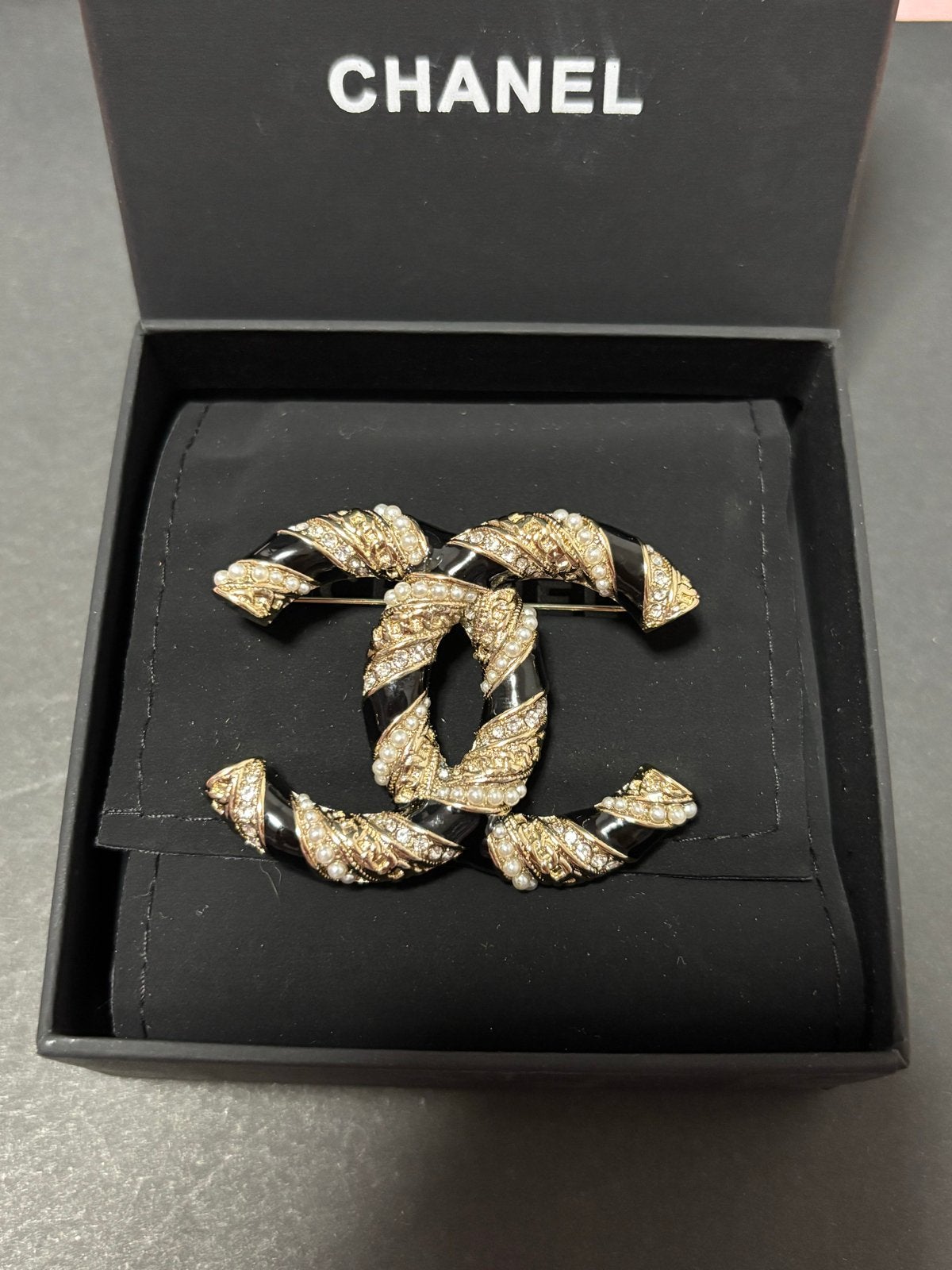 Chanel CC Broche met Kristallen en Parels, Met kristal, Overige materialen, Ophalen of Verzenden, Zo goed als nieuw