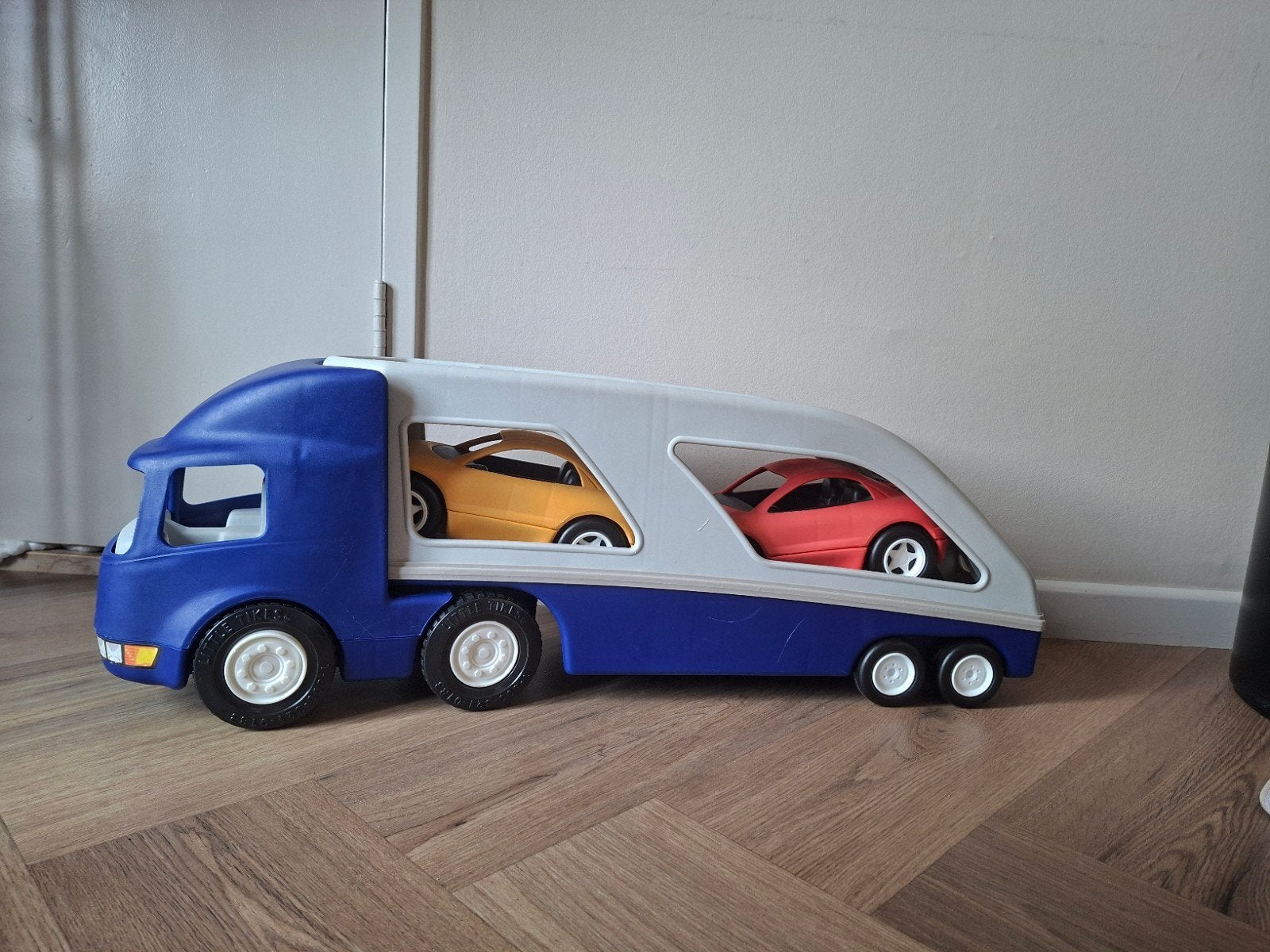 Vrachtwagen met 2 autos little tikes, Ophalen of Verzenden, Zo goed als nieuw