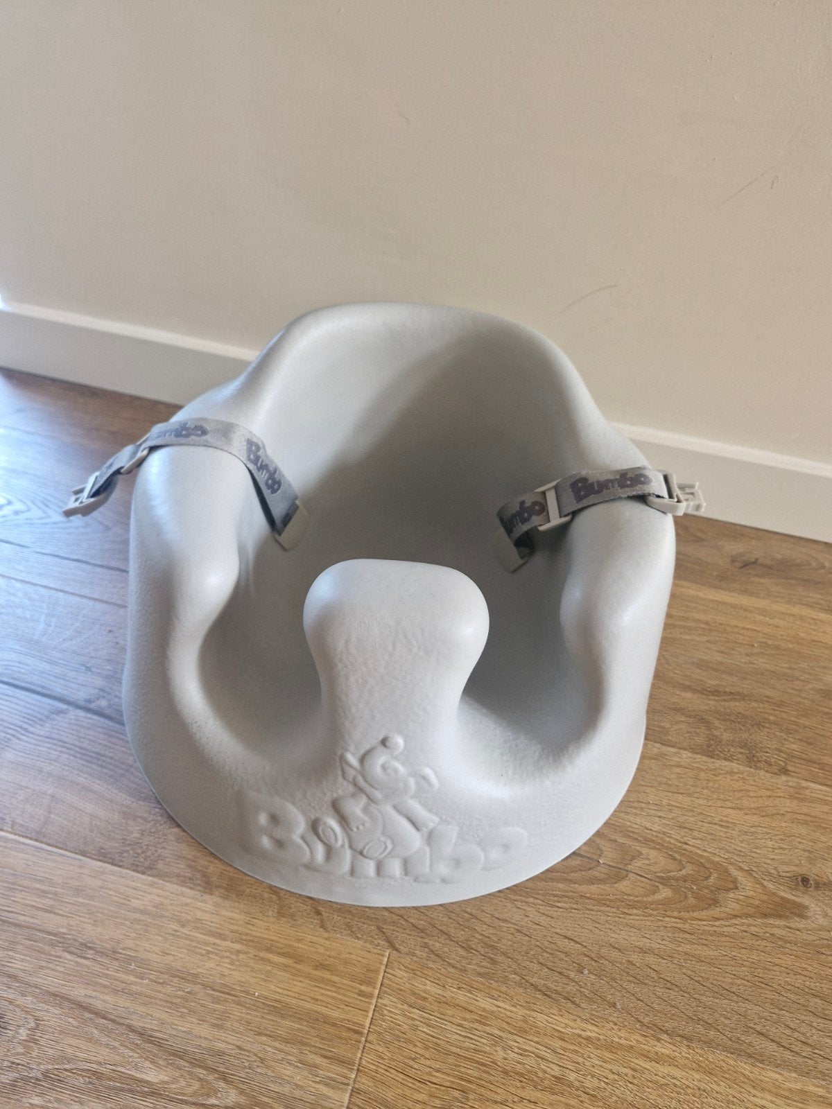 Bumbo Babyzitje - Grijs met Gordels, Kinderen en Baby's, Kinderstoelen, Ophalen, Gebruikt, Overige typen, Gordel(s)
