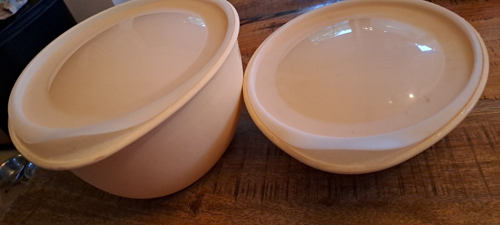 Tupperware serveerschalen - kommen met deksel - 2L en 4L, Ophalen of Verzenden, Zo goed als nieuw, Crème, Bak of Kom