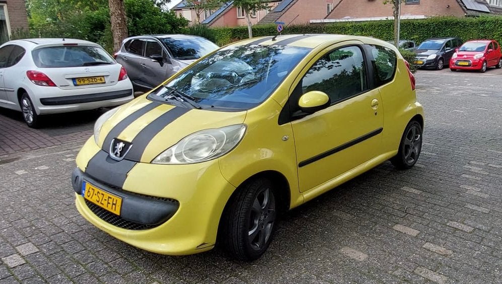 Peugeot 107 1.0 12V 3DR 2006 Geel, Auto's, Voorwielaandrijving, 765 kg, 4 stoelen, 68 pk