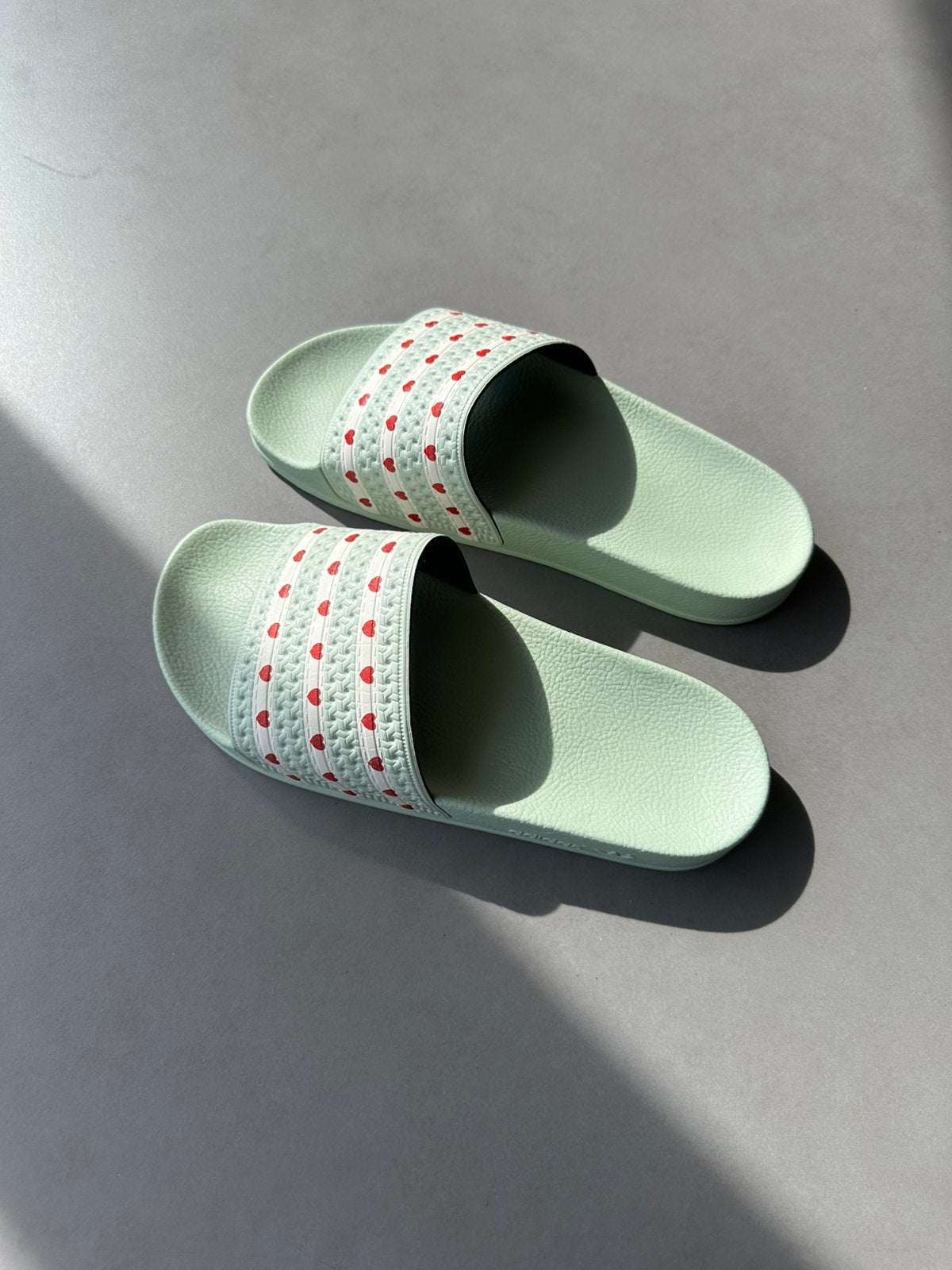 Nieuwe mintgroene/wit/rode Adidas slippers, mt 40,5, Slippers, Nieuw, Groen, Verzenden