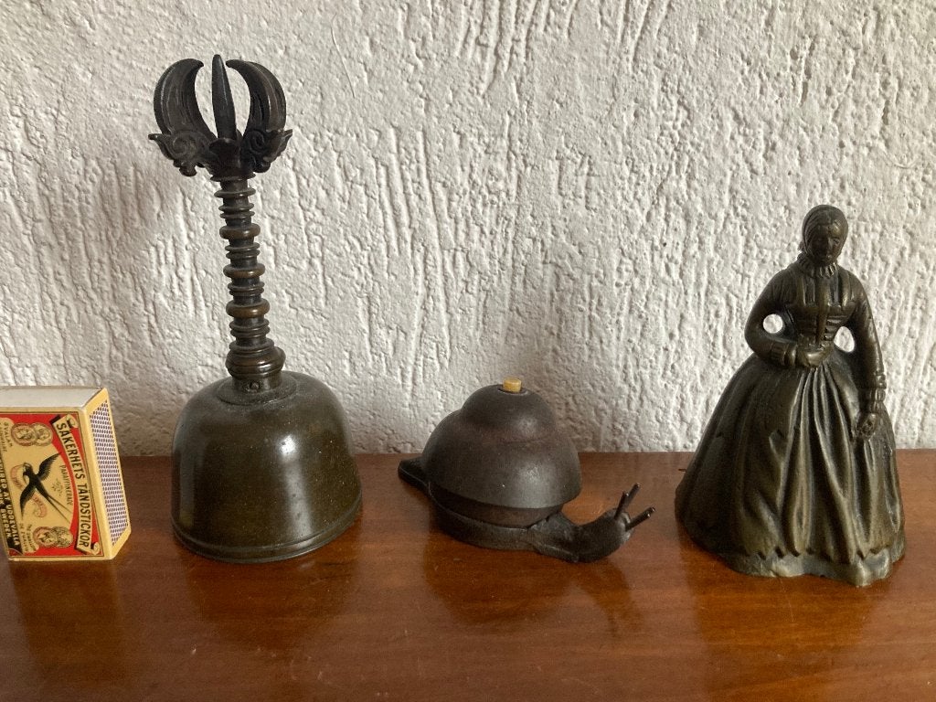 2 antieke koperen bronzen klassieke tafelbellen lady bell, Ophalen of Verzenden