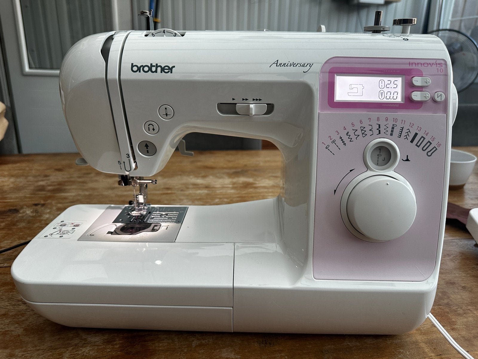 Brother NV10 met aanschuiftafel in nieuwstaat, Ophalen, Zo goed als nieuw