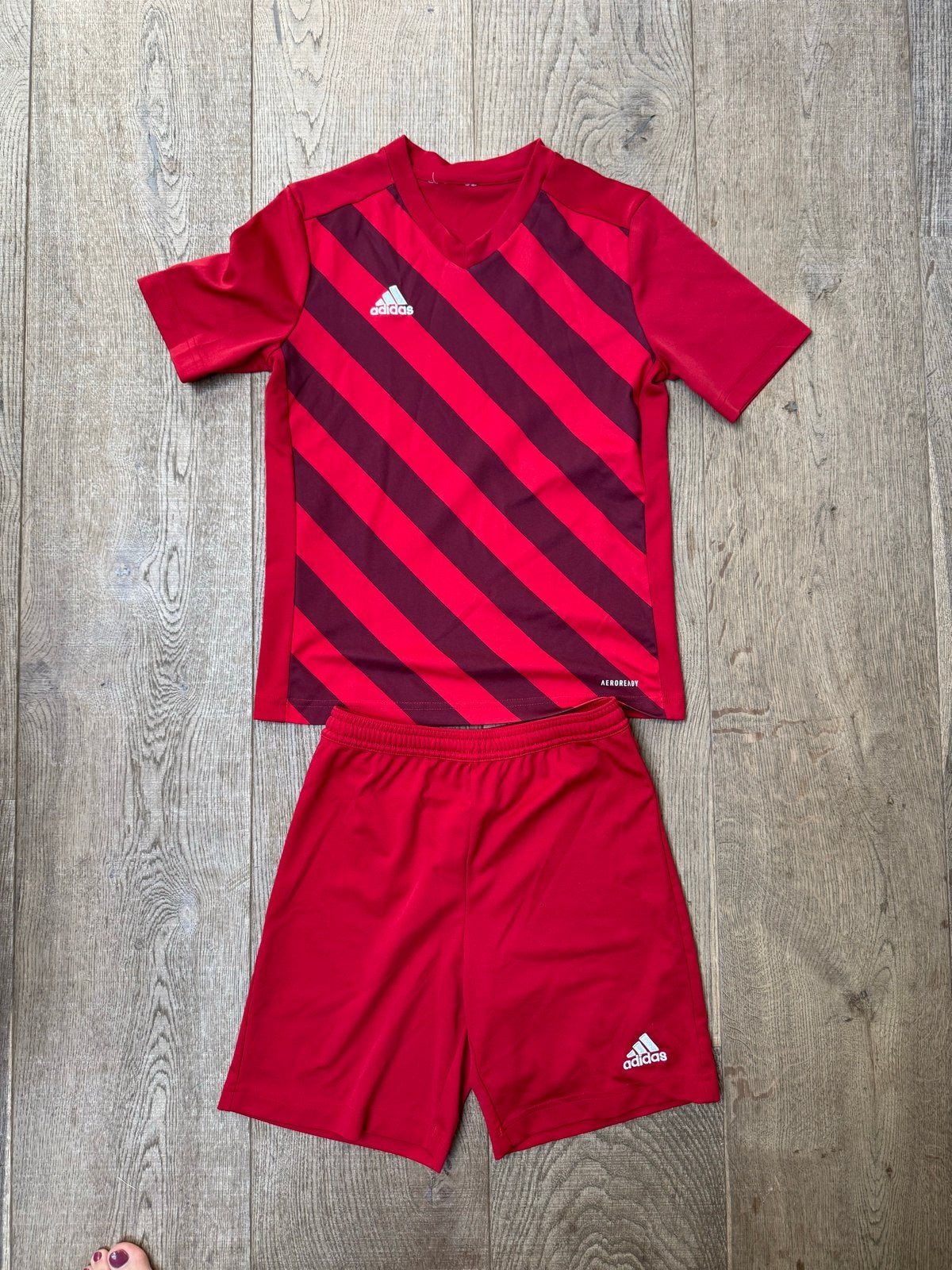 Adidas Voetbaltenue Rood - Shirt & Broekje, Ophalen of Verzenden, Zo goed als nieuw, Jongen