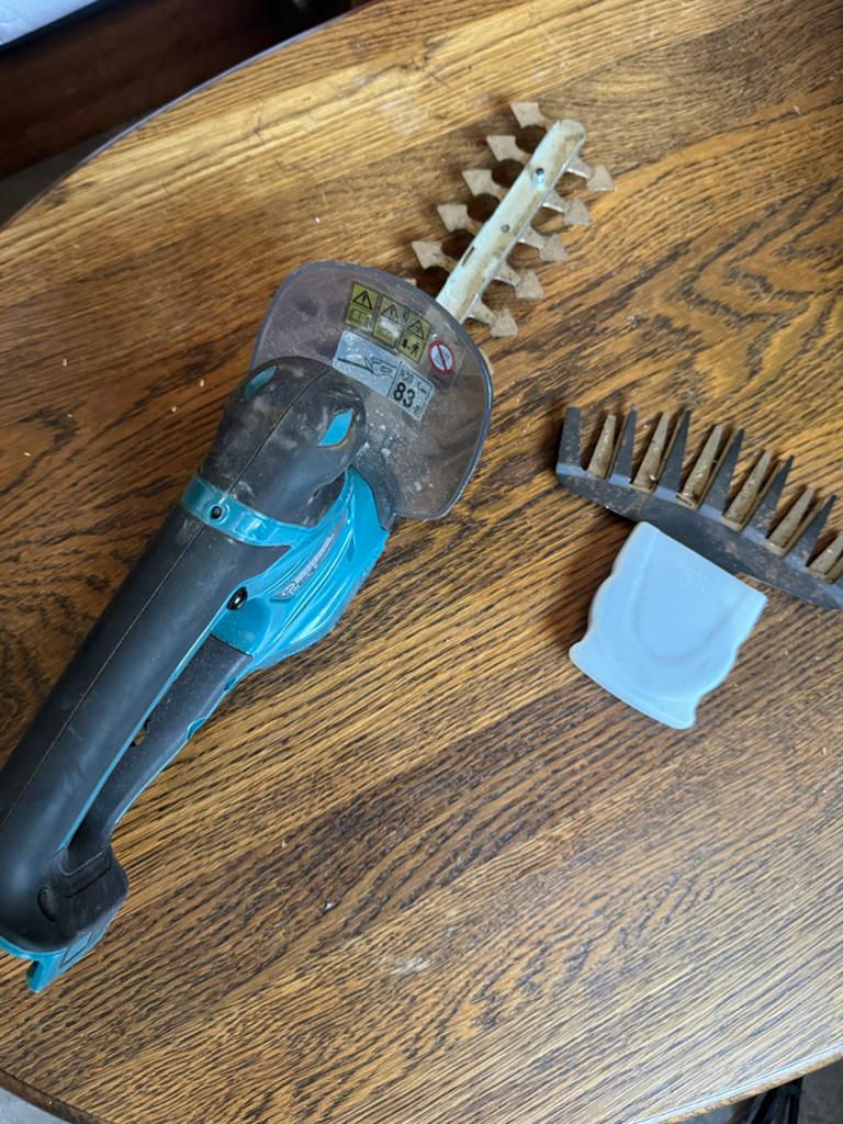 Makita DUM604 Accu Grastrimmer/Heggenschaar 18V, Ophalen, Gebruikt, Accu