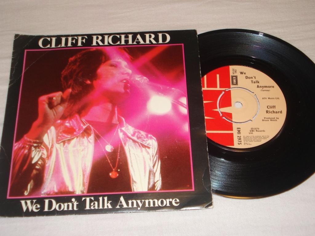 Cliff Richard    we dont talk anymore  UK    Orgineel, Fotohoes, Ophalen of Verzenden, Zo goed als nieuw, Pop