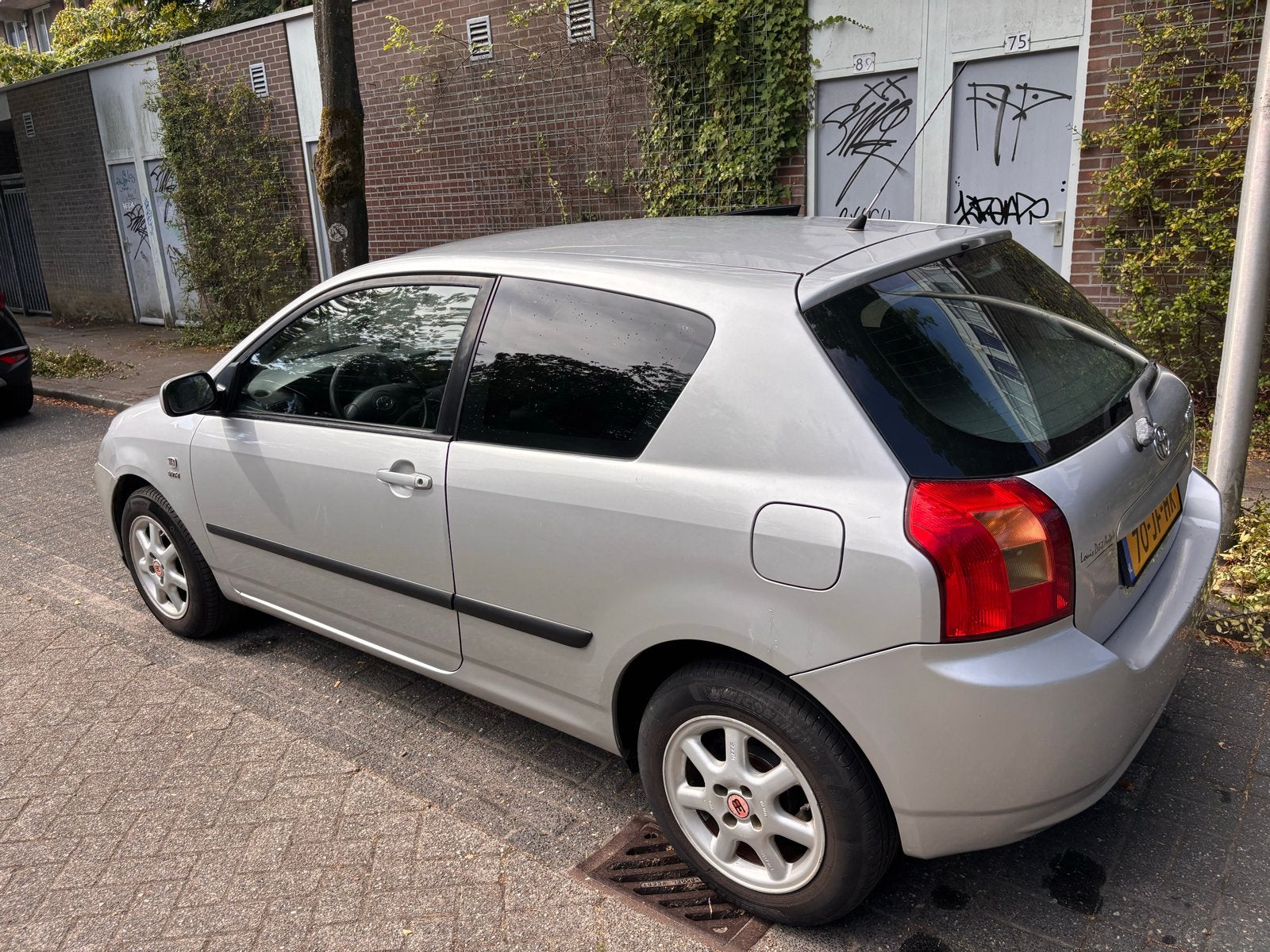 Toyota Corolla 1.4 Vvt-i 3DR Linea Terra 2002 Grijs, Auto's, Voorwielaandrijving, 4 cilinders, Corolla, 49 €/maand