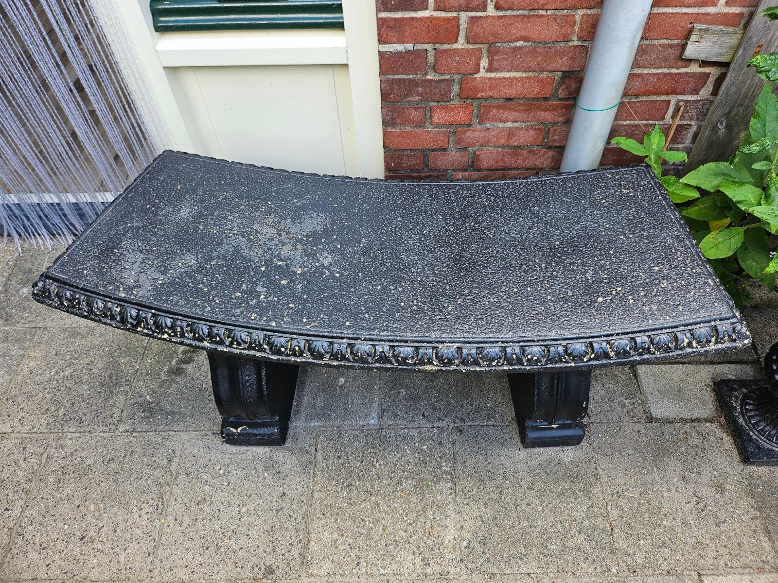 Massief stenen tafel met motief op de poten. Blad is los., Tuin en Terras, Ophalen