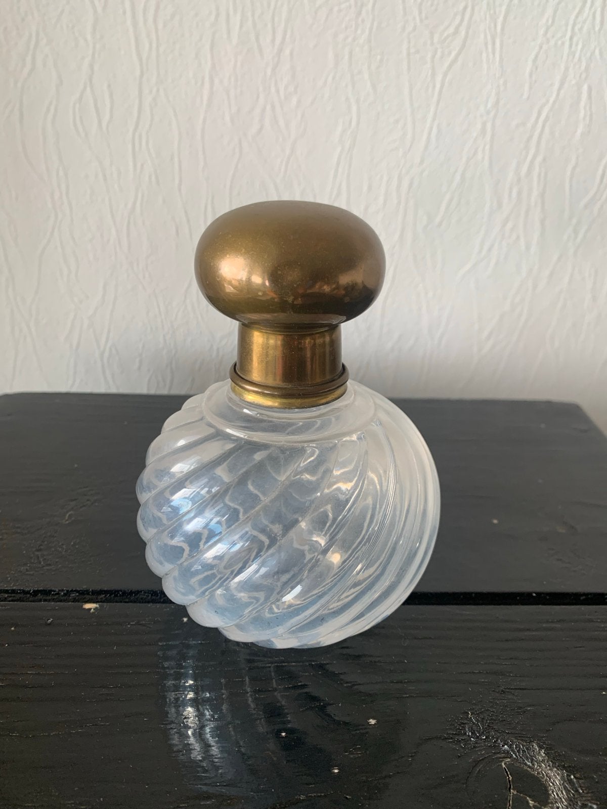 Antiek parfumflesje opaline glas met messing dop, Antiek en Kunst, Ophalen of Verzenden