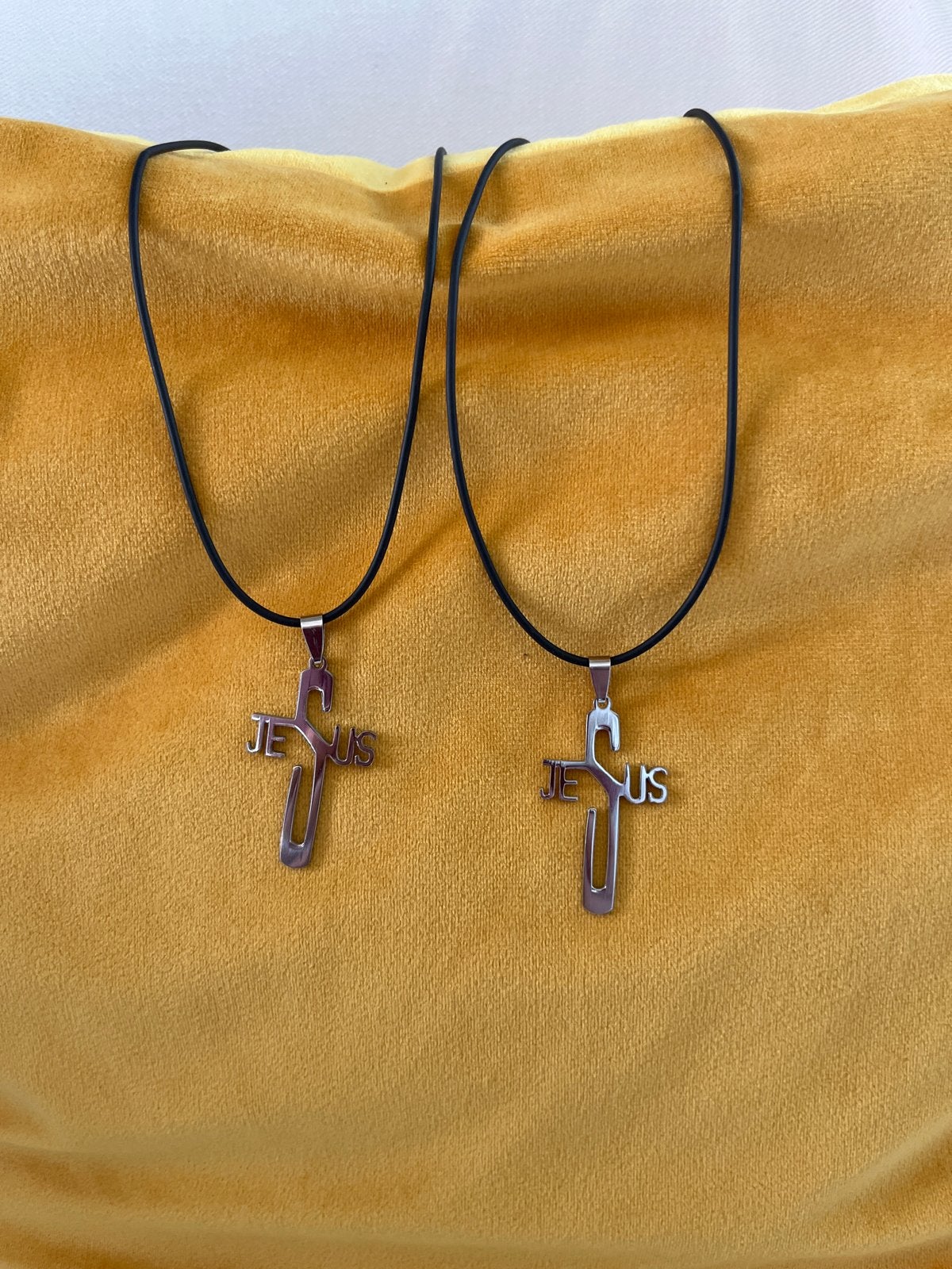 Jezus Kruis Ketting - Zilverkleurig met Zwart Koord, Ophalen of Verzenden, Zo goed als nieuw, Zilver, Overige materialen