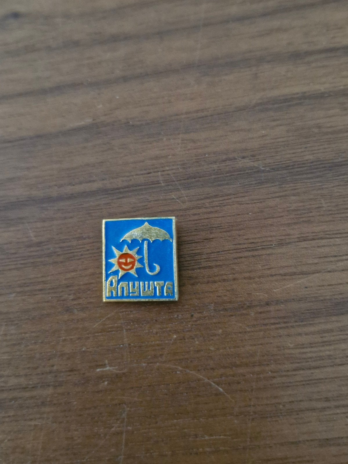 R 086 Vintage Alushta Pin - Zon en Paraplu, Ophalen of Verzenden, Gebruikt, Stad of Land, Speldje of Pin