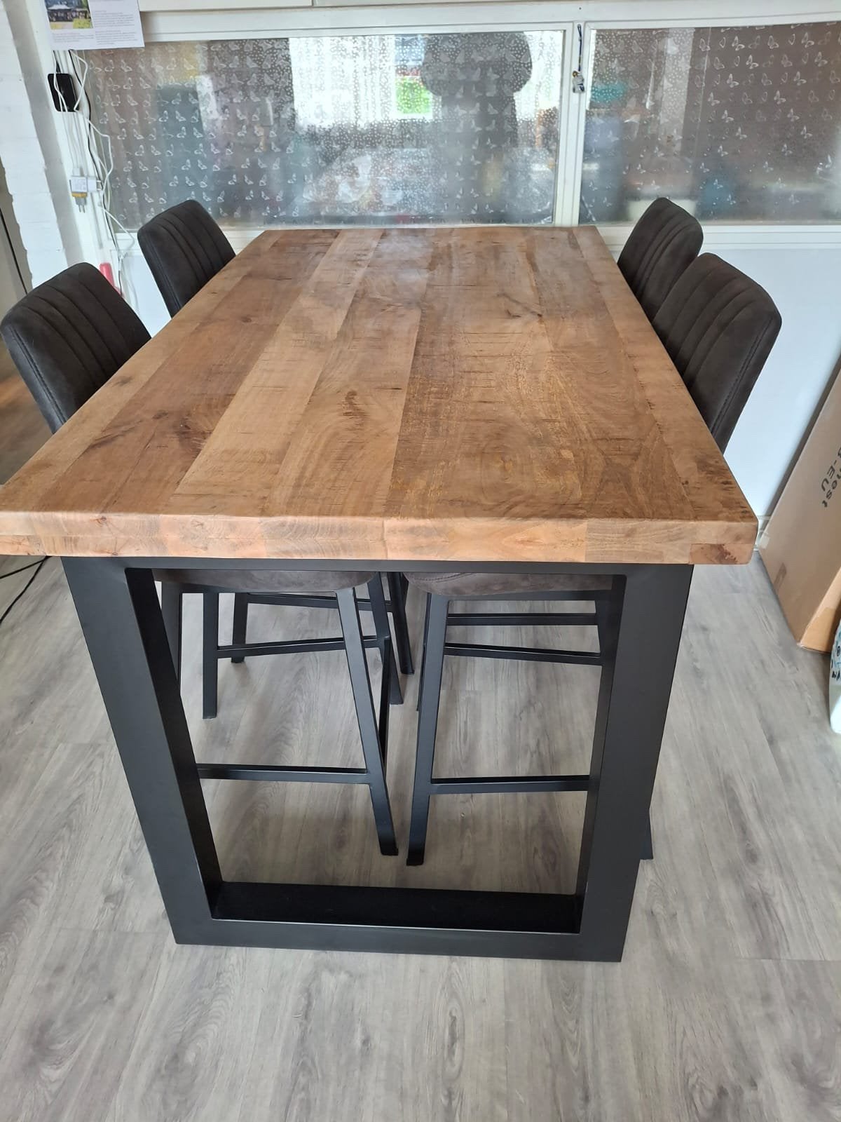 Eettafel mangohout met antraciet stoelen ZGAN, Ophalen, Zo goed als nieuw, 4 tot 6 stoelen