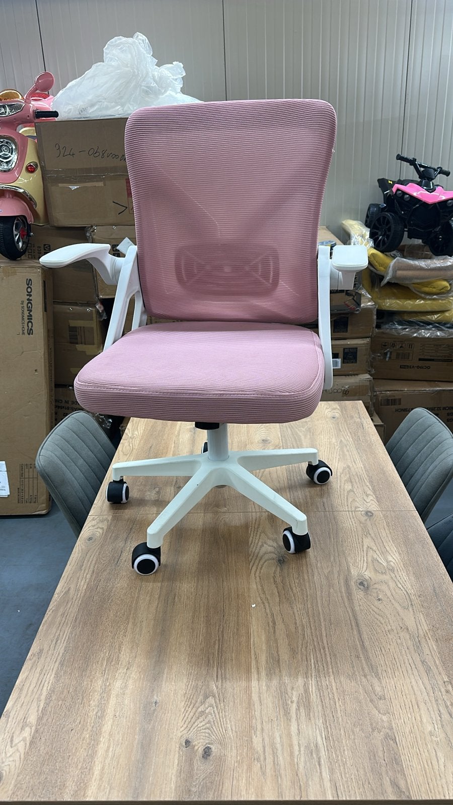 Roze Bureaustoel met Witte Armleuningen en Wielen NIEUW, Ophalen of Verzenden, Nieuw, Roze, Bureaustoel