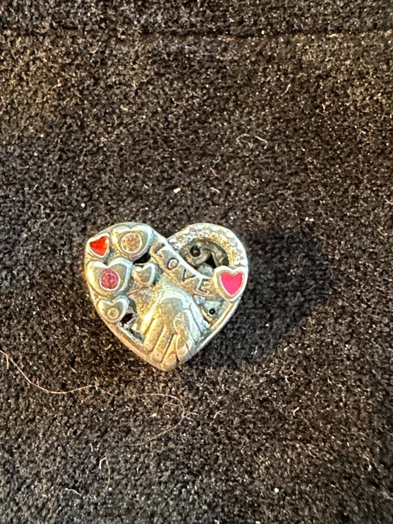bedel voor pandora hart Love met rood accent en twee handjes, Ophalen of Verzenden, Zo goed als nieuw, Zilver, Pandora