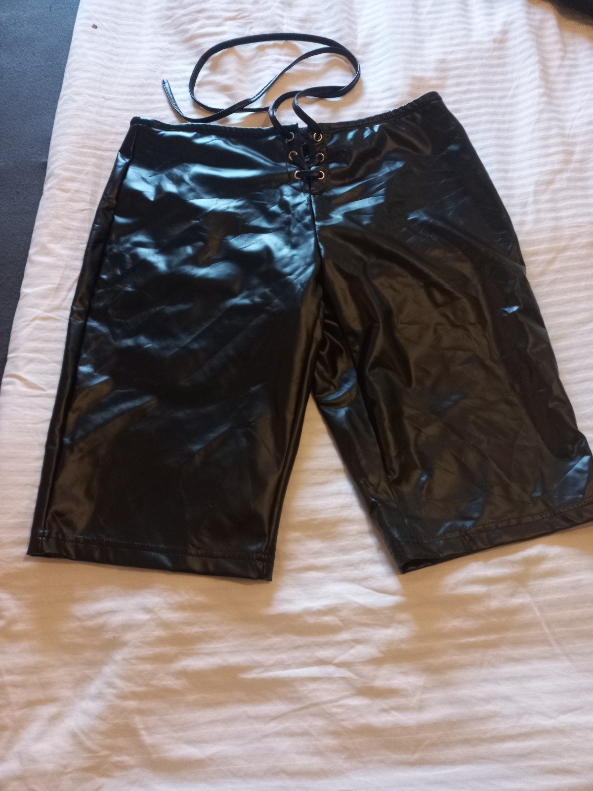 Zwarte leren short/ korte broek met vetersluiting, Kleding | Dames, Maat 38/40 (M), Verzenden, Zwart, Onbekend