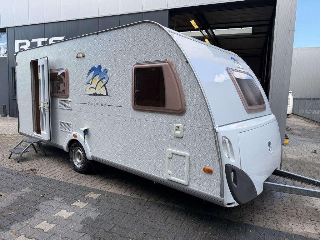 Knaus Sudwind 500 FSK STAPELBEDDEN -VOORTENT - 6 PERSOONS, Rondzit, Bedrijf, Dwars-stapelbed, 5 tot 6 meter