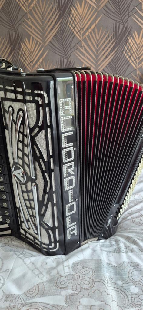 Schitterende Accordiola Piano V met bananenverdek - Cassotto, Muziek en Instrumenten, Accordeons, Ophalen, Zo goed als nieuw, 120-bas