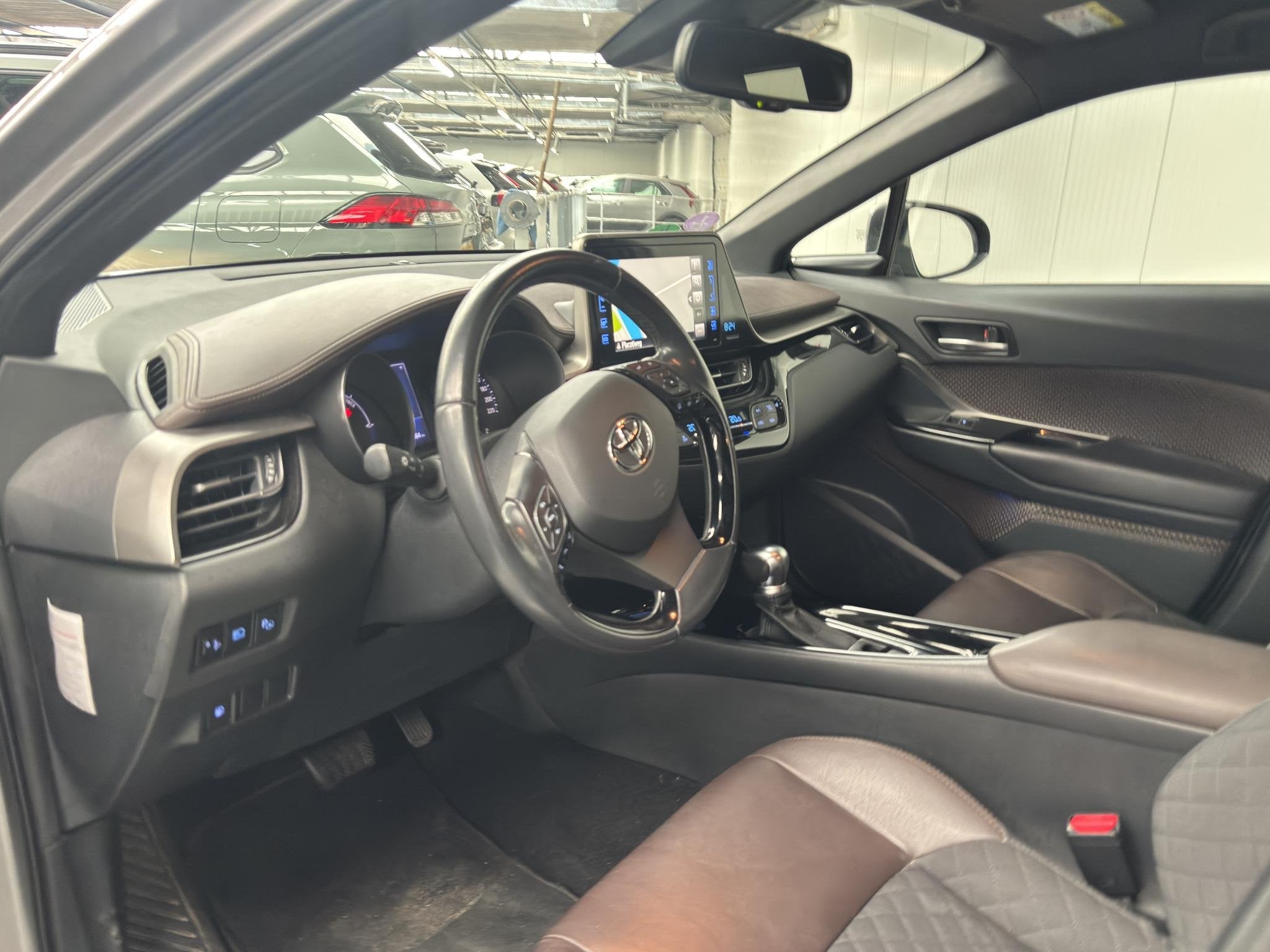 Toyota C-HR 1.8 Hybrid Executive STOELVERWARMING, KEYLESS EN, Euro 6, 4 cilinders, Leder en Stof, 122 pk