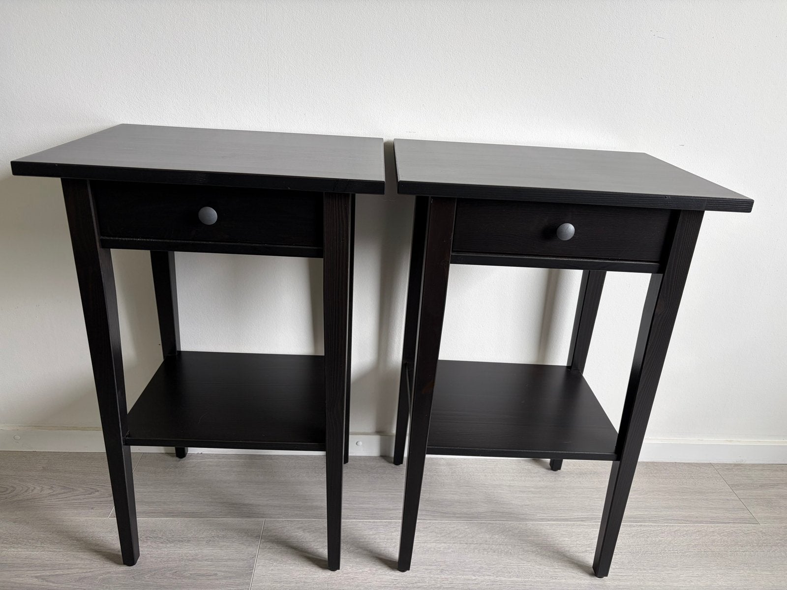 2 Ikea Hemnes nachtkastjes zwart met lade en plank, Ophalen, Zo goed als nieuw, 45 tot 65 cm, 70 cm of meer