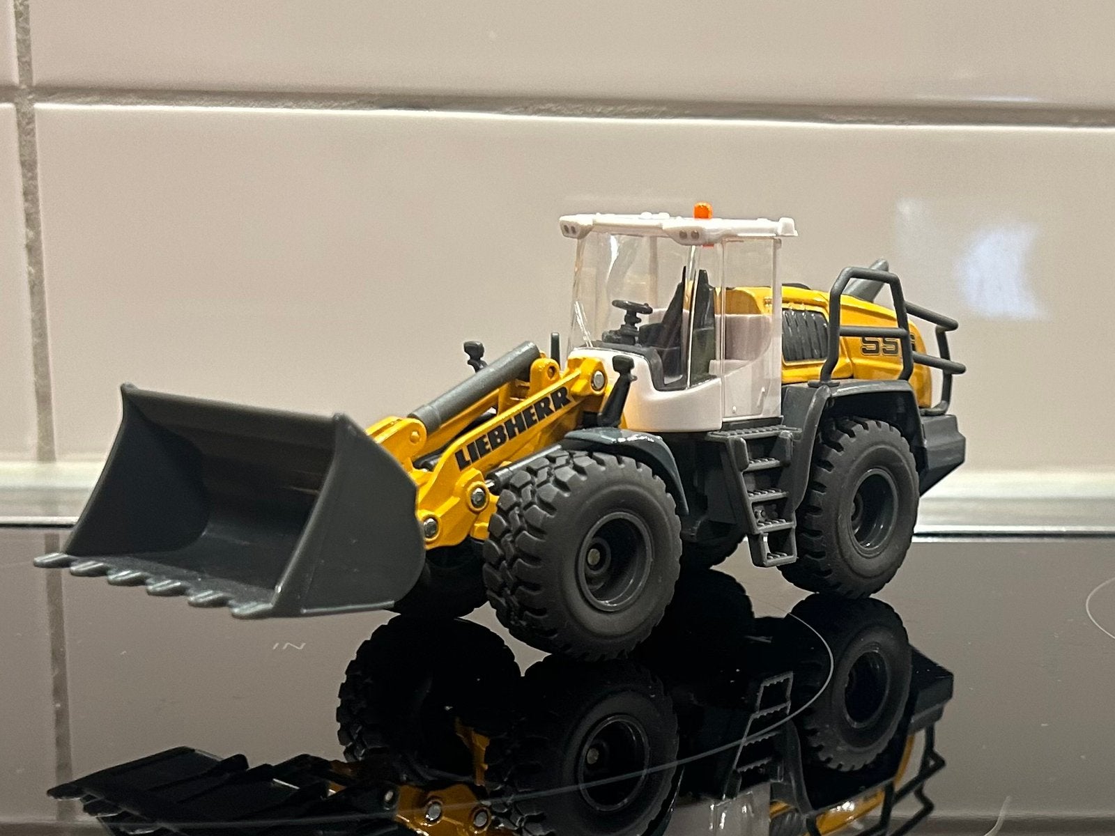 Siku Liebherr 556 Shovel 1:50, Verzenden, Zo goed als nieuw, Bus of Vrachtwagen, SIKU