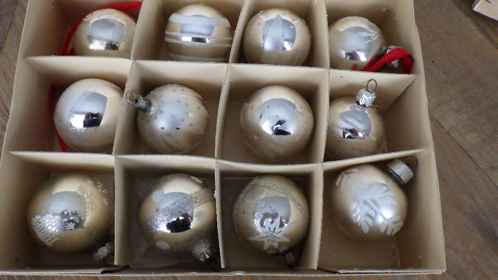 12 oude zilverkleurige kerstballen met witte opdruk, Diversen, Ophalen of Verzenden, Gebruikt