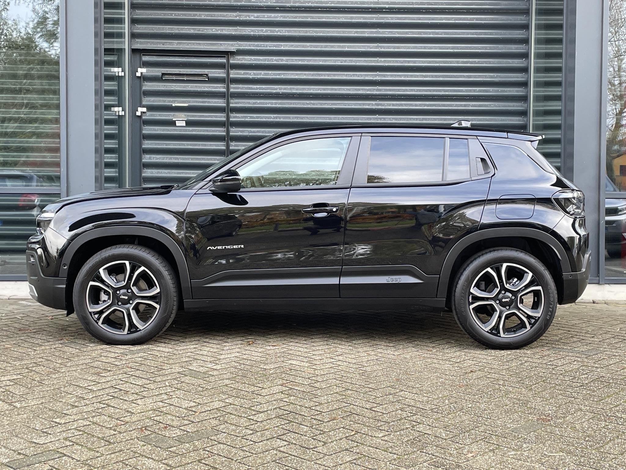 Jeep Avenger 1.2 e-Hybrid Summit Navigatie / Stoelverwarming, Stof, 1199 cc, 620 kg, Zwart