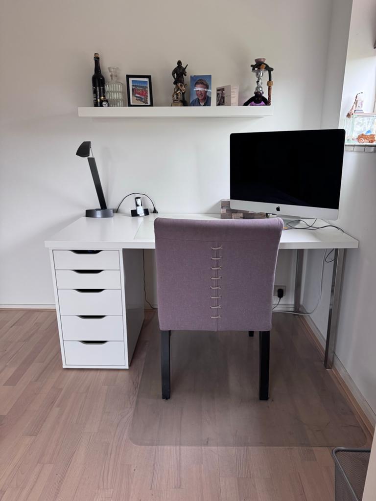 IKEA  bureau met alex  ladeblok en chromen poot, Ophalen, Met lades, Spaanplaat of MDF, Zo goed als nieuw