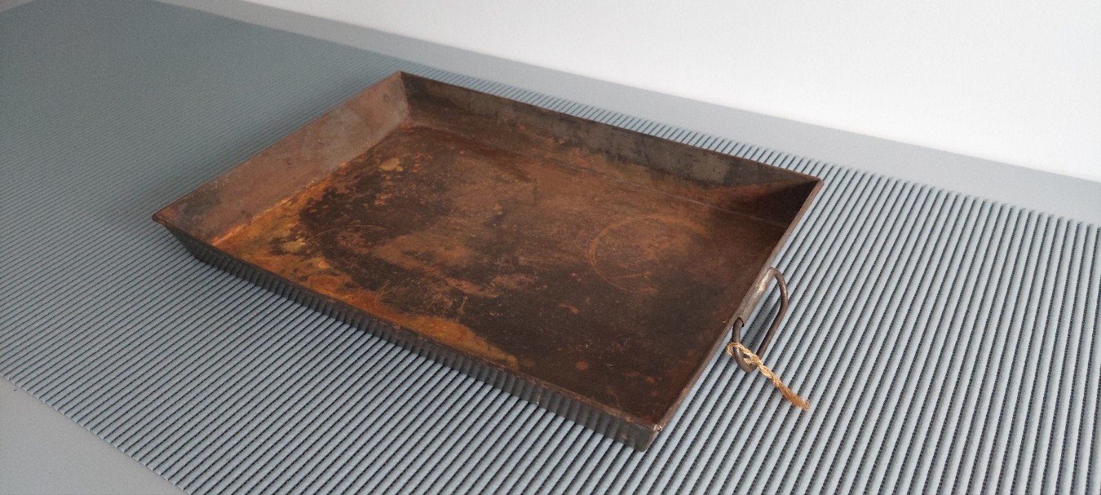 Oude roestige metalen bak met handvatten, Ophalen of Verzenden