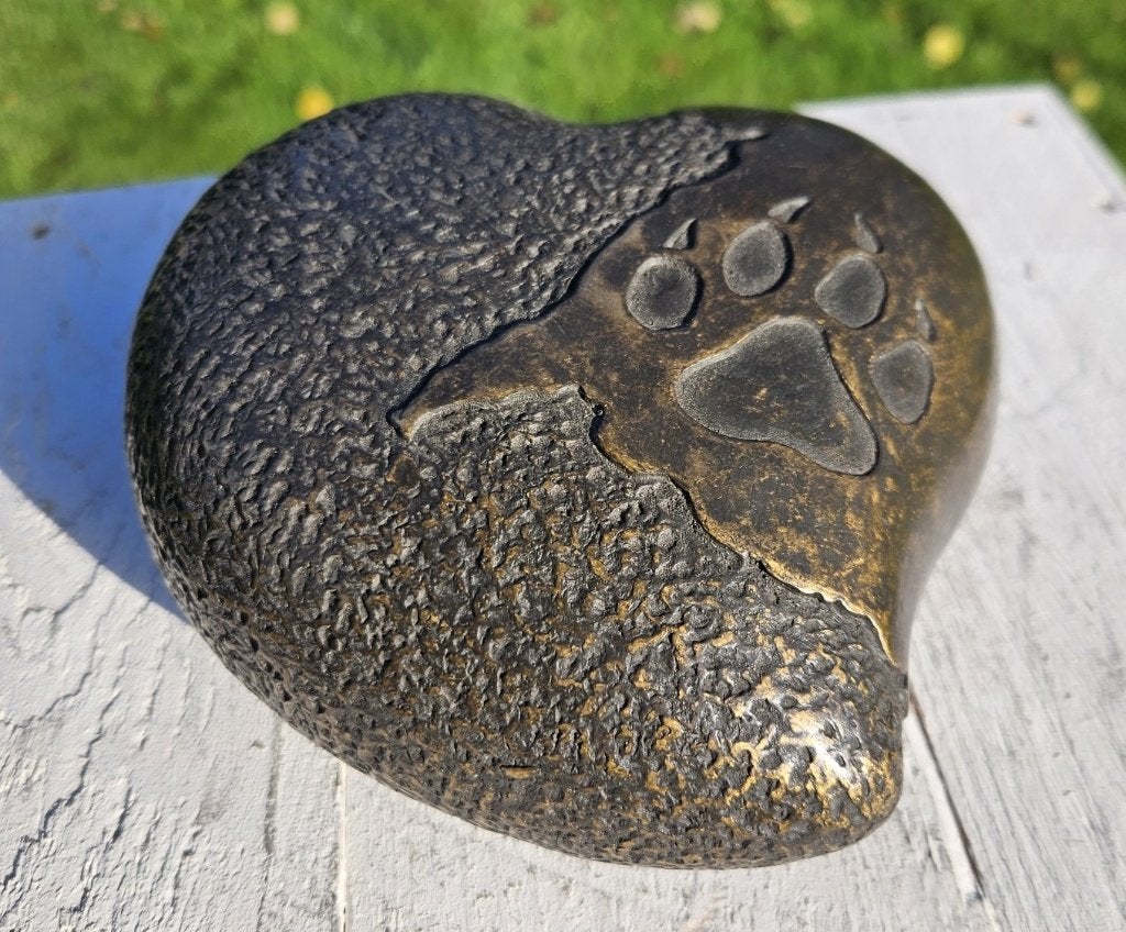 bronzen urn / URN MET AFDRUK VAN EEN HONDENPOOT / ASURN