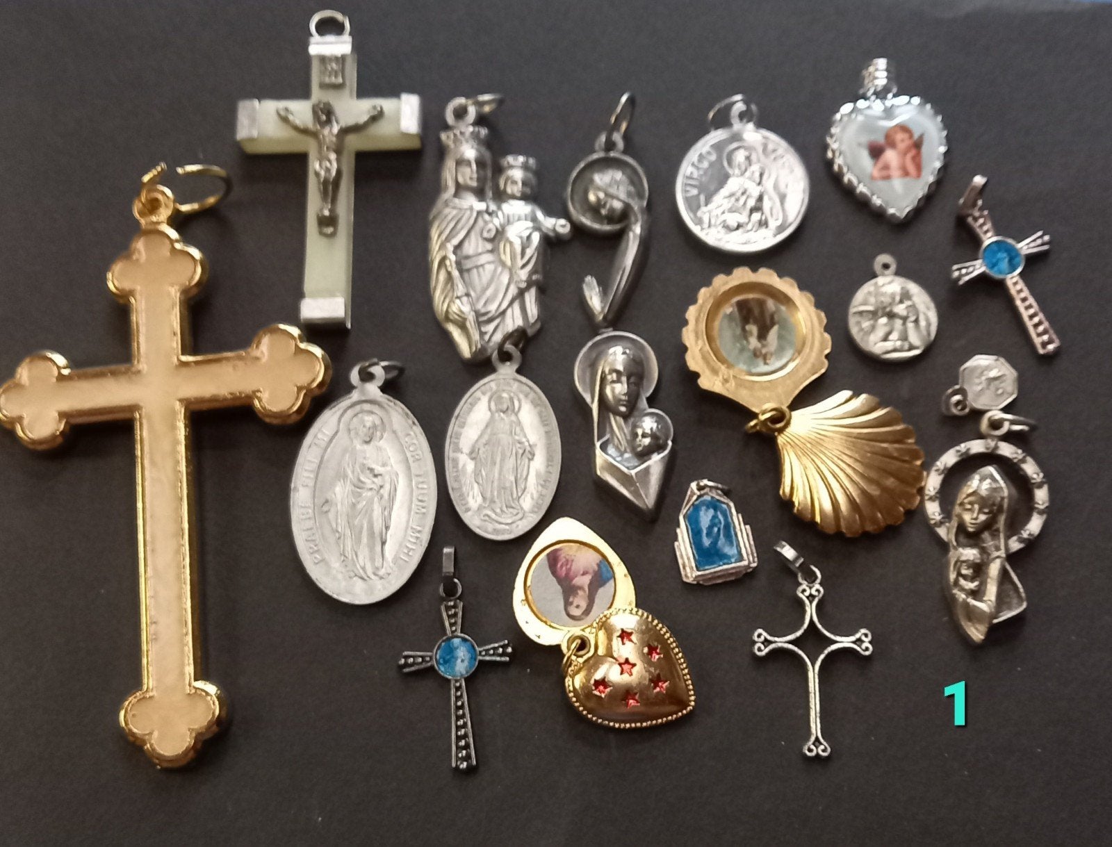 Kavel van 20+ religieuze hangers en medaillons, Ophalen of Verzenden