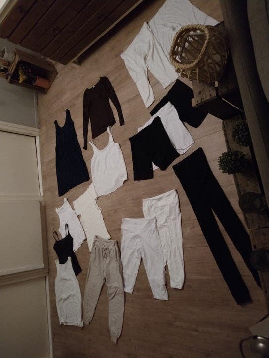Diverse kledingstukken: jurk, leggings, tops en broeken, Ophalen, Zo goed als nieuw, Maat 42/44 (L)