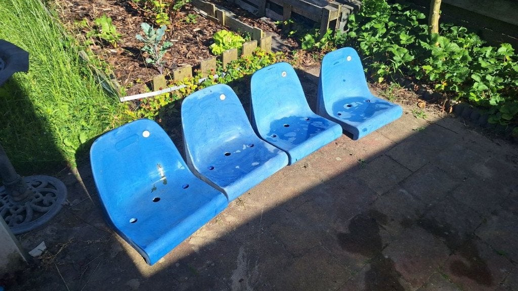 Vier kuipstoeltjes uit verbouwd stadion Excelsior, Tuin en Terras, Ophalen, Gebruikt, Kunststof, Stapelbaar