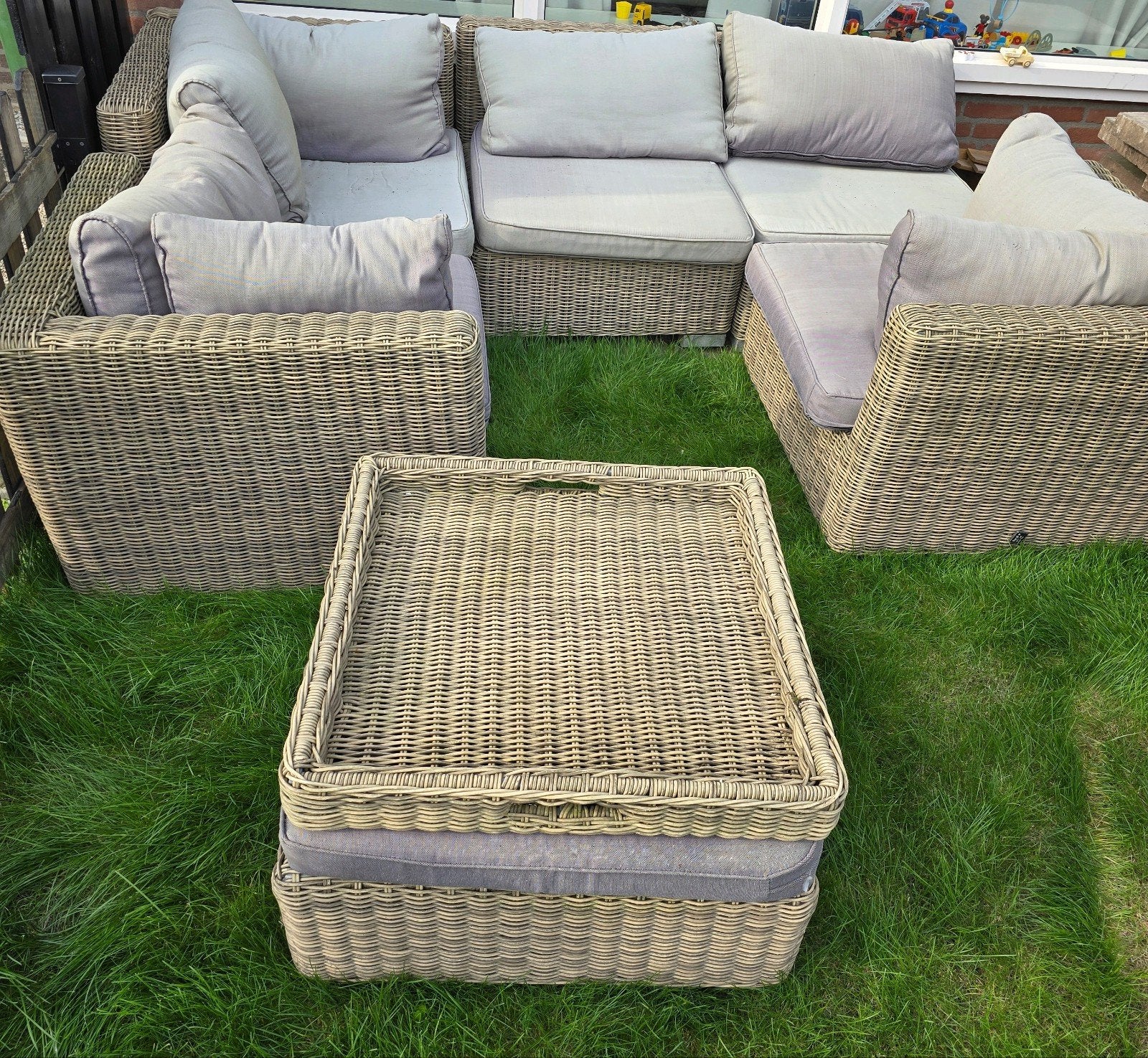 loungeset met kussens en hocker met dienblad, Ophalen, Gebruikt, Wicker, Hocker