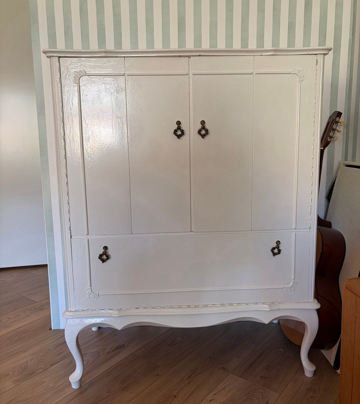 Schattig klassiek kastje - Hoogglans wit met gele binnenkant, Antiek en Kunst, Ophalen