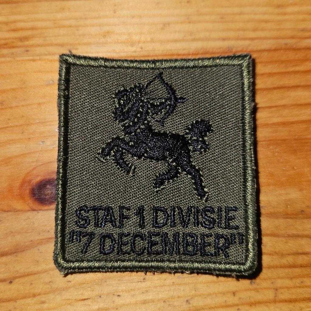 Borstembleem Staf 1 Divisie "7 December", Ophalen of Verzenden, Landmacht, Nederland, Embleem of Badge