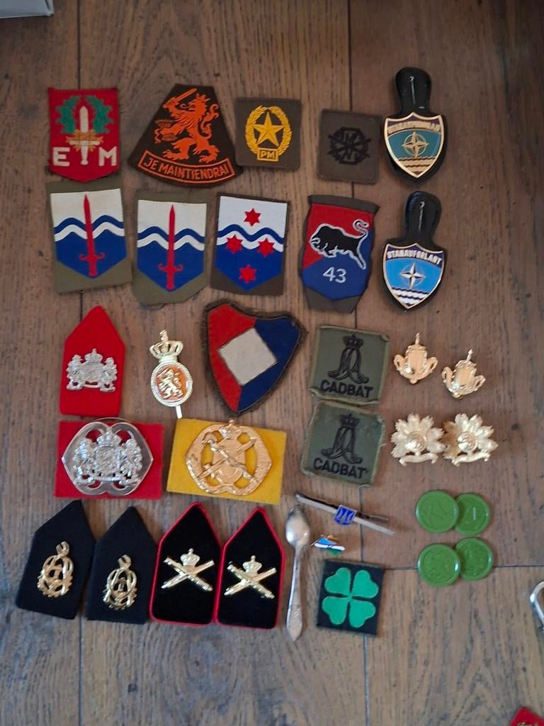 Lotje KL emblemen Defensie NL, Verzamelen, Ophalen of Verzenden, Landmacht, Nederland, Embleem of Badge