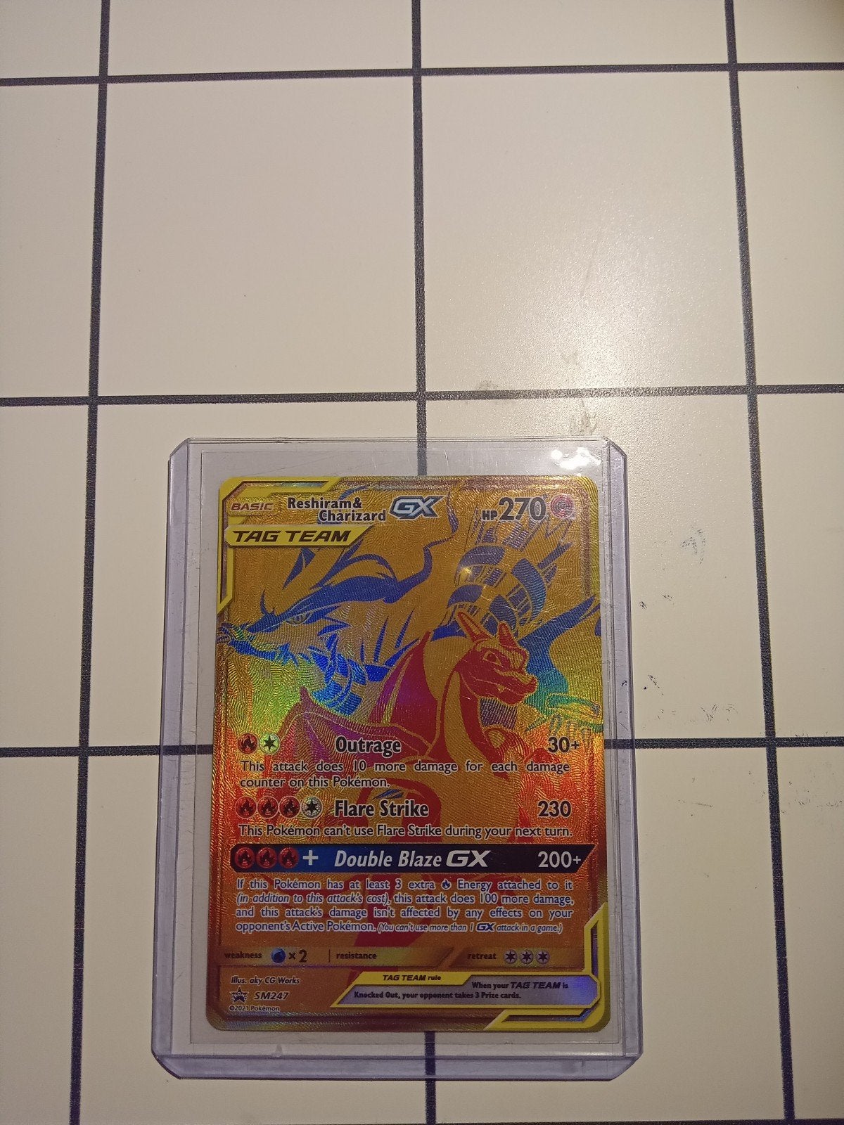 Reshiram & Charizard GX Pokémon kaart (SM247) + hoesje, Ophalen of Verzenden, Zo goed als nieuw, Losse kaart